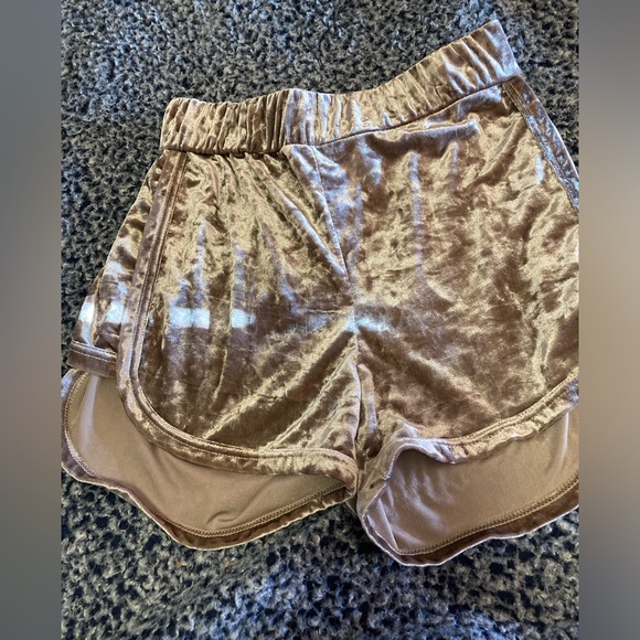 This is crushed velvet shorts size L by Shosho - Picture 4 of 5